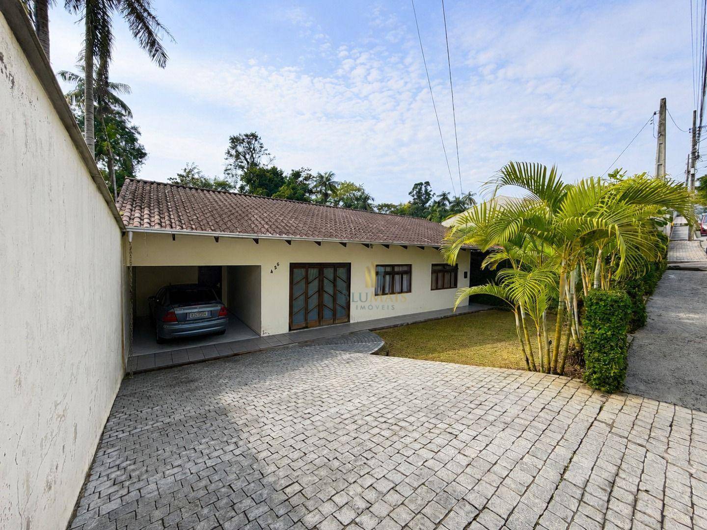 Casa à venda com 3 quartos, 2 vagas, 420m² na região do bairro Velha, próximo à Rua General Osório, Blumenau