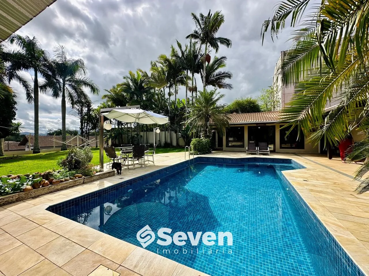 Casa à venda com 3 quartos e 1 suíte, 4 vagas, 304m² no Badenfurt, Blumenau - foto 1