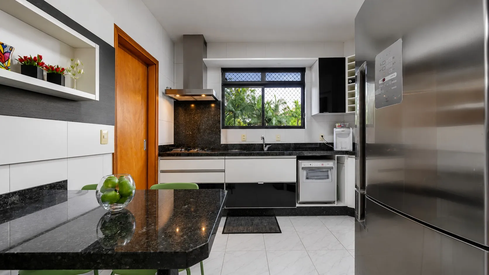 APARTAMENTO SEMI-MOBILIADO COM 3 DORMITÓRIOS + DEPENDENCIA NA ALAMEDA