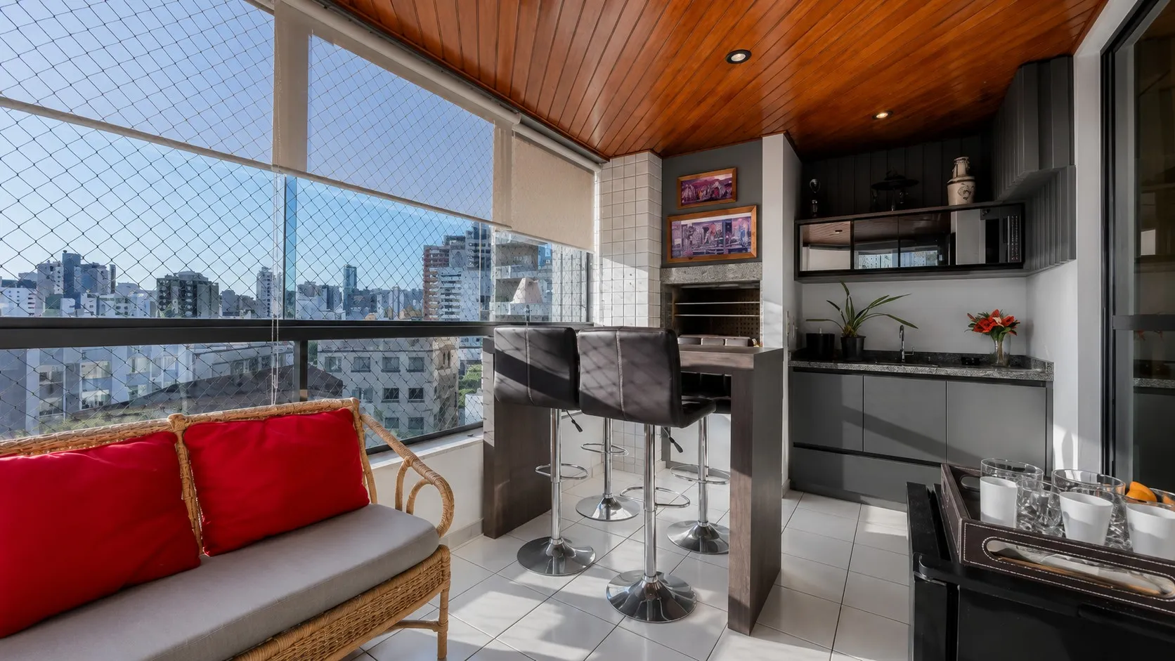 APARTAMENTO SEMI-MOBILIADO COM 3 DORMITÓRIOS + DEPENDENCIA NA ALAMEDA