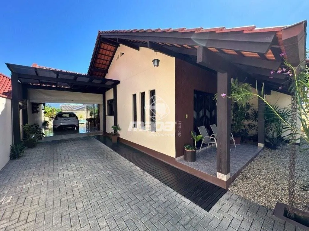 CASA COM PISCINA, SEMI MOBILIADA À VENDA - foto 1