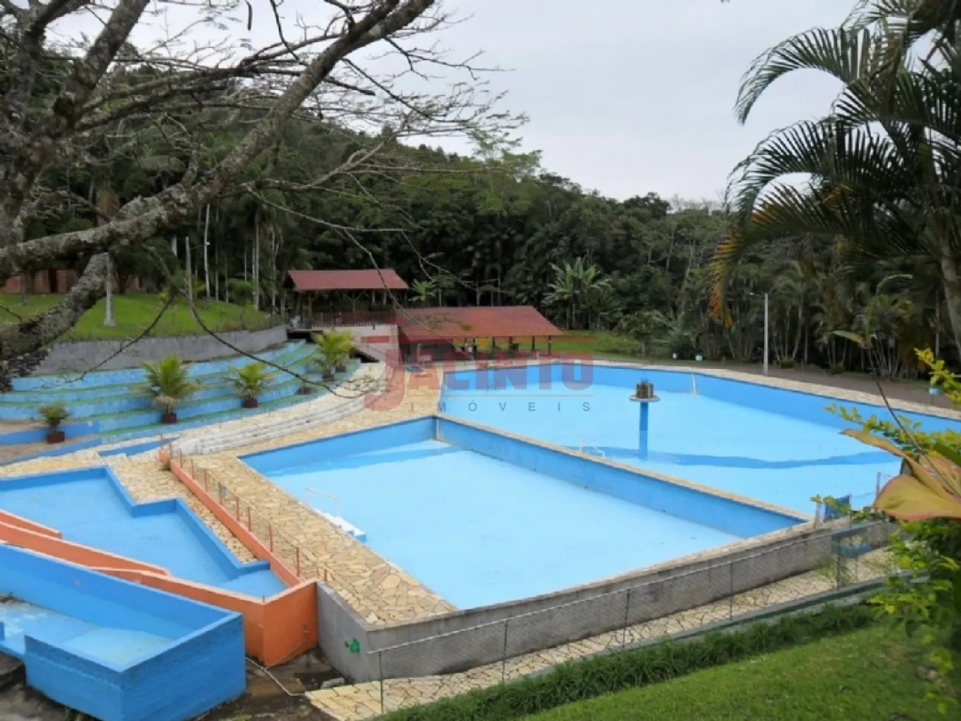 Imóvel diferenciado, com 95 mil m de área em meio a natureza exuberante, água do mato, contendo 1000 m área construída com capacidade para 3.000 pessoas distribuídas em 18 quiosques. 3 áreas de festas e mais um restaurante totalmente mobiliado — foto 2