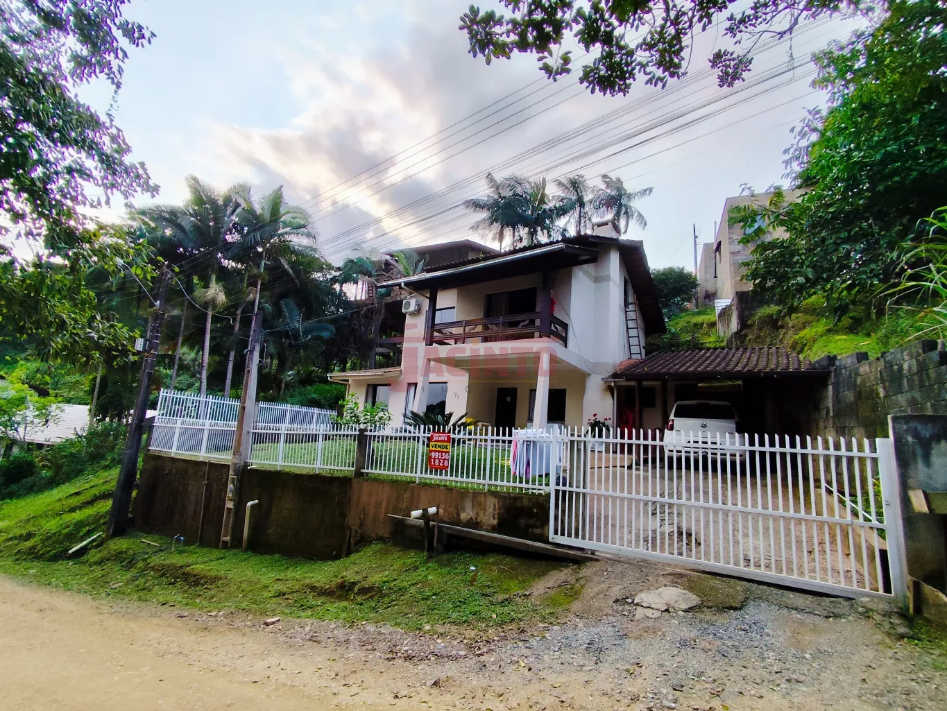 Casa de 2 pavimentos, com 3 dormitórios, no Bairro Tribess. - foto 1