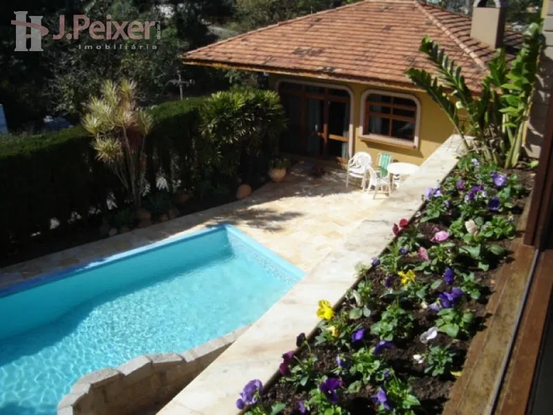 Excelente residencia com 5 quartos sendo 01 suíte, 4 banheiros, sala, cozinha, garagem para 5 automóveis, piscina, área de festas , canil, lavação. depósito. — foto 2