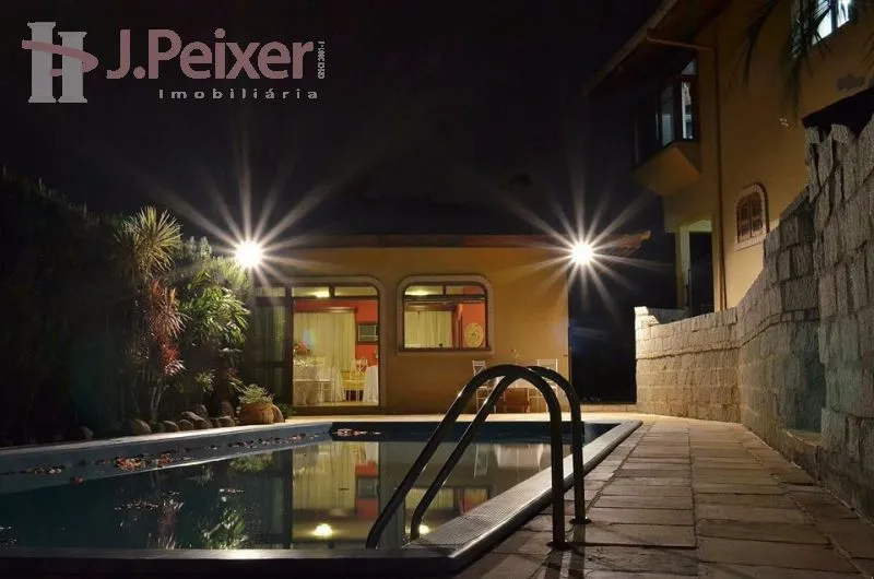 Excelente residencia com 5 quartos sendo 01 suíte, 4 banheiros, sala, cozinha, garagem para 5 automóveis, piscina, área de festas , canil, lavação. depósito. — foto 3