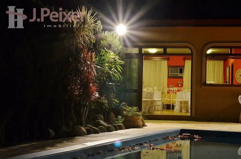Excelente residencia com 5 quartos sendo 01 suíte, 4 banheiros, sala, cozinha, garagem para 5 automóveis, piscina, área de festas , canil, lavação. depósito. — foto 4