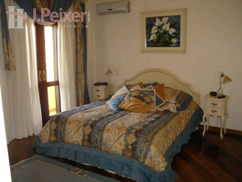 Excelente residencia com 5 quartos sendo 01 suíte, 4 banheiros, sala, cozinha, garagem para 5 automóveis, piscina, área de festas , canil, lavação. depósito. — foto 6