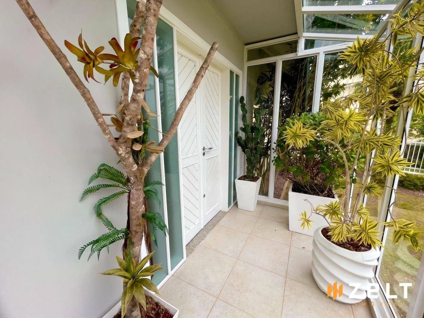 Casa à venda com 4 quartos e 1 suíte, 2 vagas, 350m² na Rua Goiânia no Centro, Blumenau — foto 2