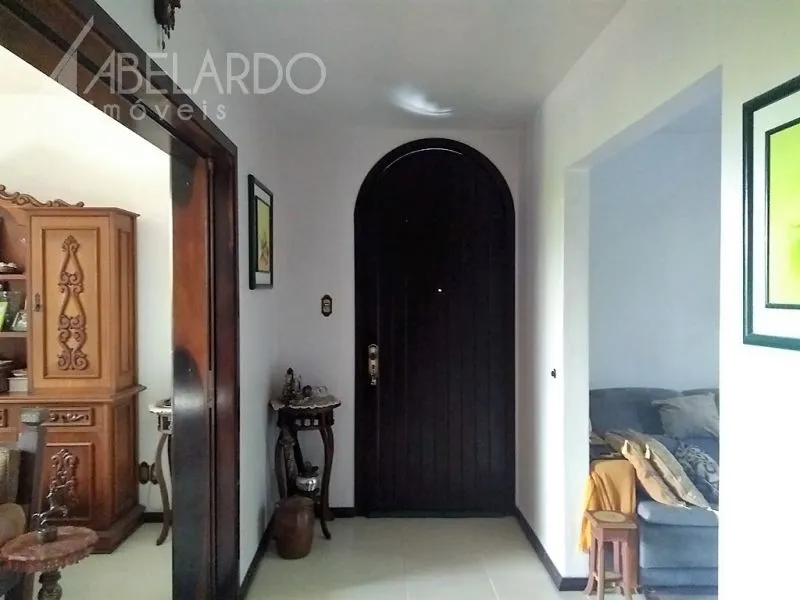 ABELARDO IMÓVEIS - Maravilhosa casa em estilo Suíço no bairro Itoupava Seca na Coronel Feddersen, região tranquila, arborizada, vigilância física 24 horas por dia, com excelente localização muito próxima ao centro da cidade, a faculdades entre outros — foto 2