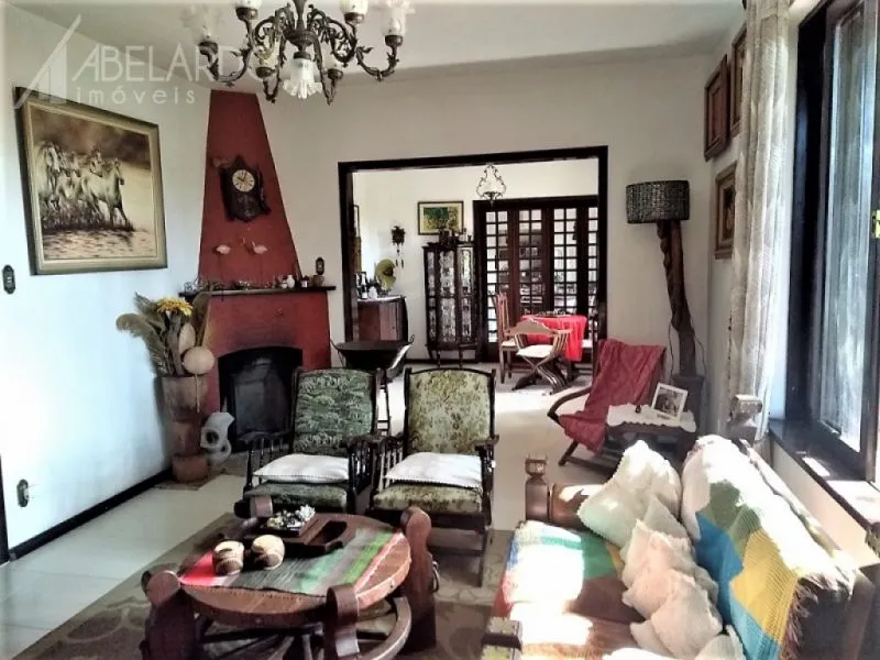 ABELARDO IMÓVEIS - Maravilhosa casa em estilo Suíço no bairro Itoupava Seca na Coronel Feddersen, região tranquila, arborizada, vigilância física 24 horas por dia, com excelente localização muito próxima ao centro da cidade, a faculdades entre outros — foto 3