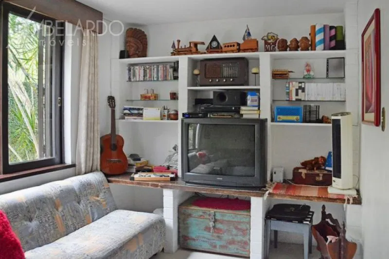 ABELARDO IMÓVEIS - Maravilhosa casa em estilo Suíço no bairro Itoupava Seca na Coronel Feddersen, região tranquila, arborizada, vigilância física 24 horas por dia, com excelente localização muito próxima ao centro da cidade, a faculdades entre outros — foto 5