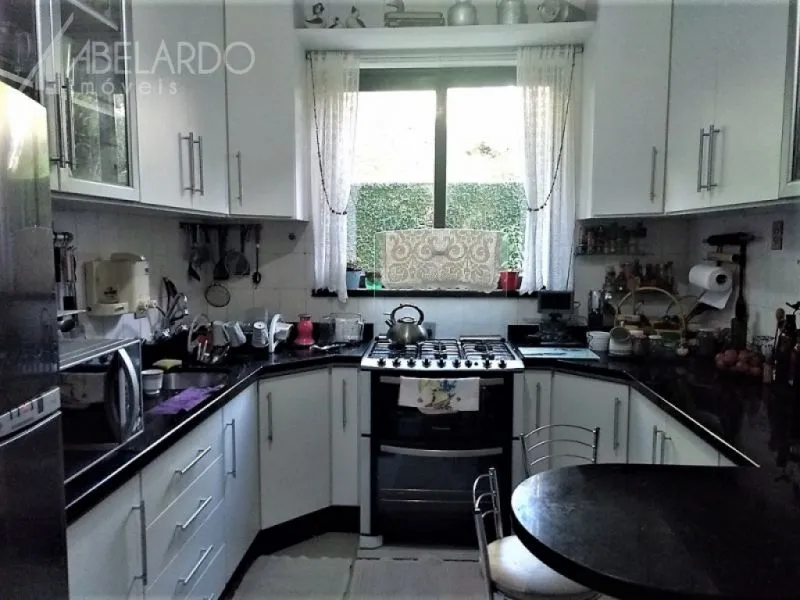 ABELARDO IMÓVEIS - Maravilhosa casa em estilo Suíço no bairro Itoupava Seca na Coronel Feddersen, região tranquila, arborizada, vigilância física 24 horas por dia, com excelente localização muito próxima ao centro da cidade, a faculdades entre outros — foto 6