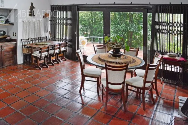 ABELARDO IMÓVEIS - Maravilhosa casa em estilo Suíço no bairro Itoupava Seca na Coronel Feddersen, região tranquila, arborizada, vigilância física 24 horas por dia, com excelente localização muito próxima ao centro da cidade, a faculdades entre outros — foto 7