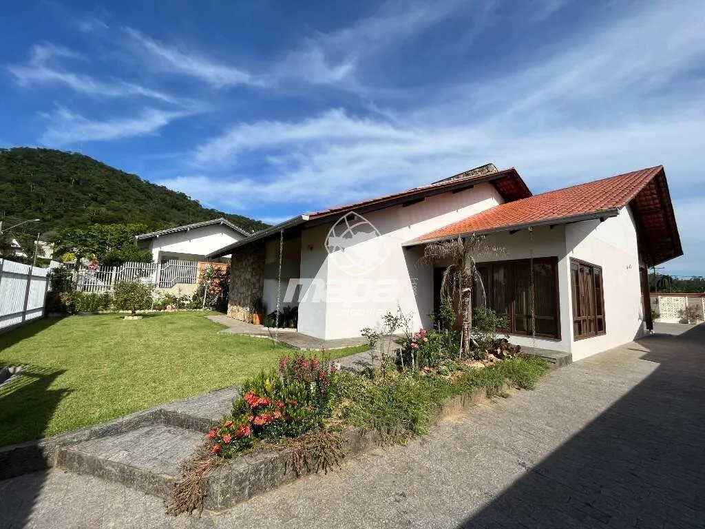 Casa à venda com 4 quartos e 3 suítes, 355m² no Estados, Indaial - foto 1