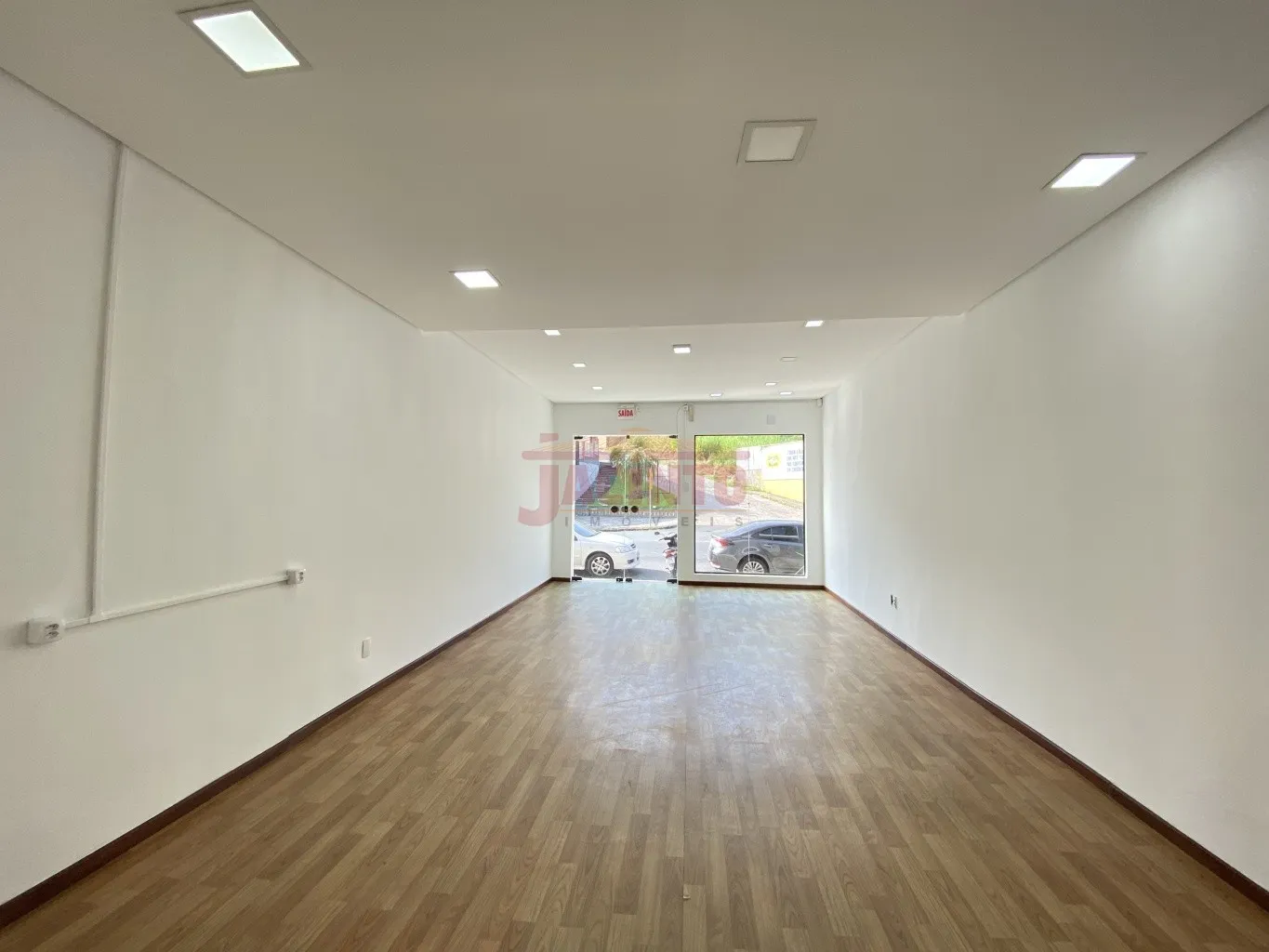 Sala comercial com aproximadamente 35m, na rua geral do Bairro Fortaleza. — foto 3