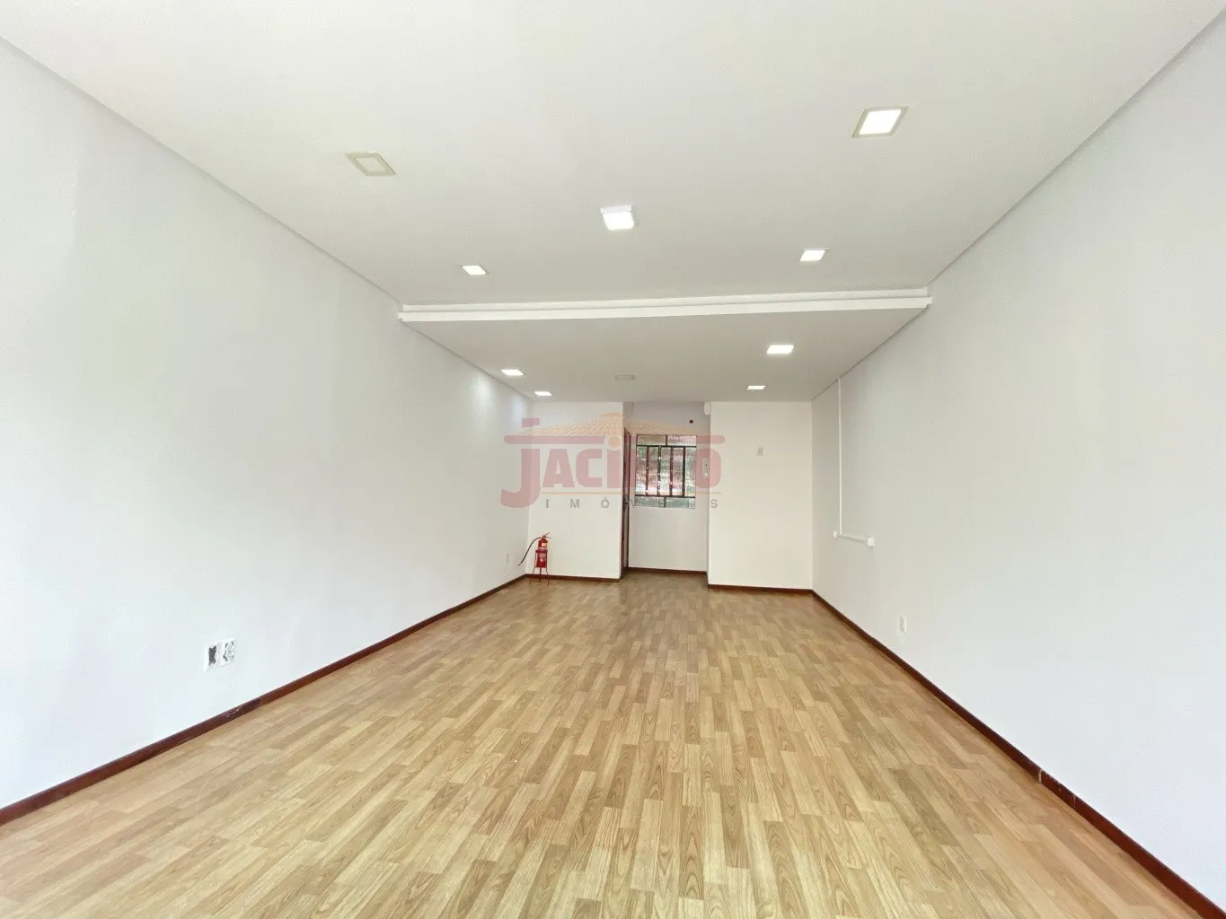 Sala comercial com aproximadamente 35m, na rua geral do Bairro Fortaleza. — foto 5