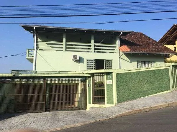 Sobrado com 2 suíte(s) mais 2 quarto(s) à venda no bairro Floresta em Joinville, por R$ 995.000.00. - foto 1