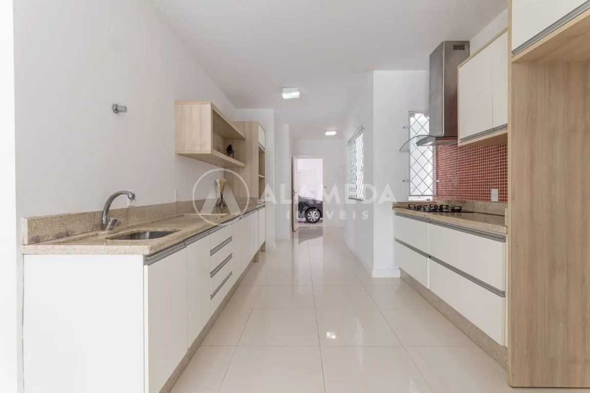 Casa à venda com 4 quartos e 2 suítes, 4 vagas, 600m² na região do bairro Praia dos Amores, próximo à Avenida Ruy Barbosa, Balneário Camboriú — foto 2