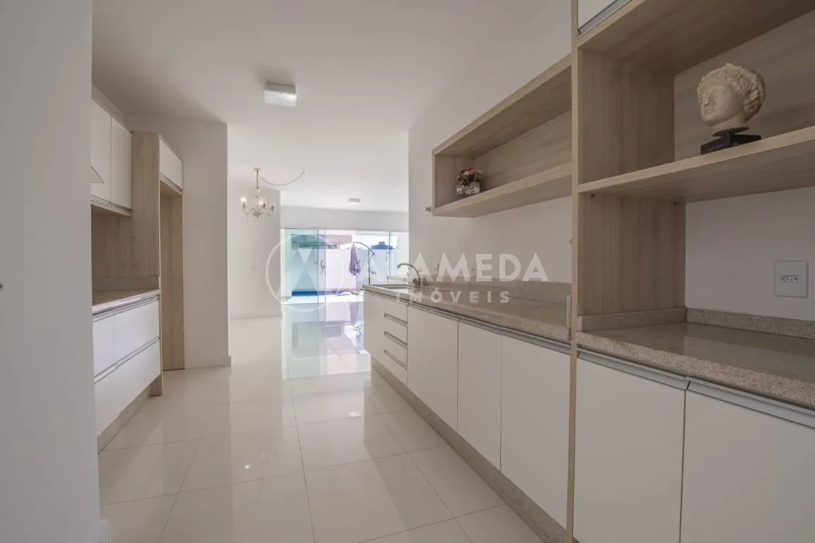 Casa à venda com 4 quartos e 2 suítes, 4 vagas, 600m² na região do bairro Praia dos Amores, próximo à Avenida Ruy Barbosa, Balneário Camboriú — foto 3
