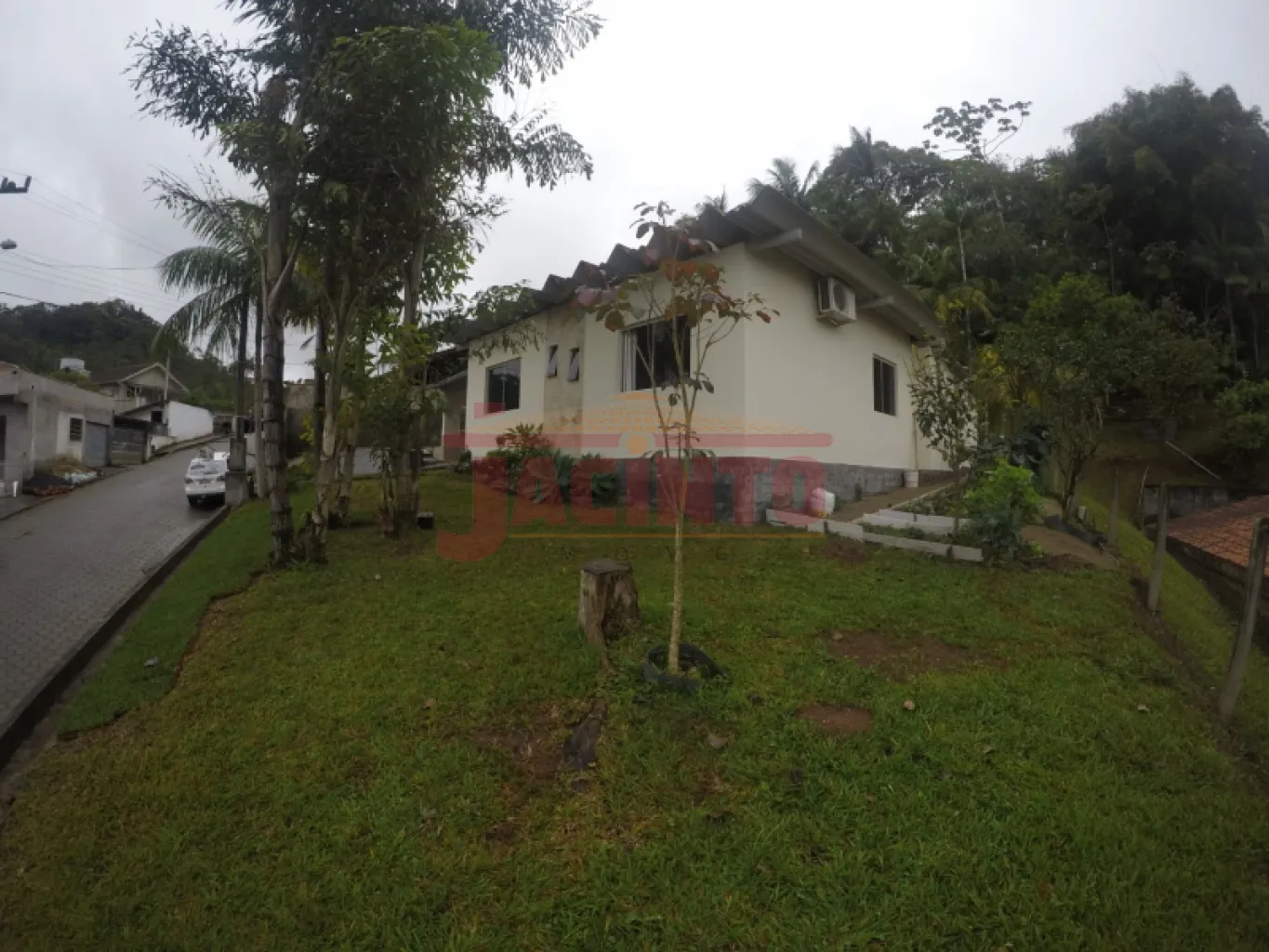 Casa linda e espaçosa com 03 quartos sendo 01 suite, garagem para 02 carros, ampla lavação, cozinha, sala, espaço para quintal e jardim. - foto 1