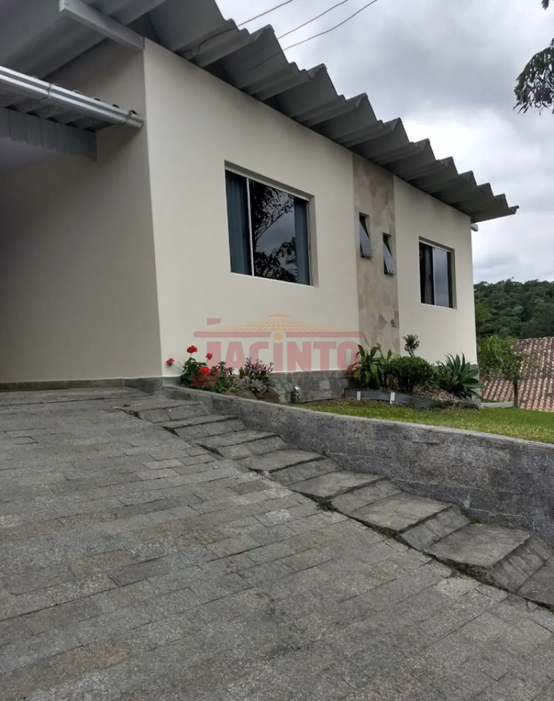 Casa linda e espaçosa com 03 quartos sendo 01 suite, garagem para 02 carros, ampla lavação, cozinha, sala, espaço para quintal e jardim. — foto 2