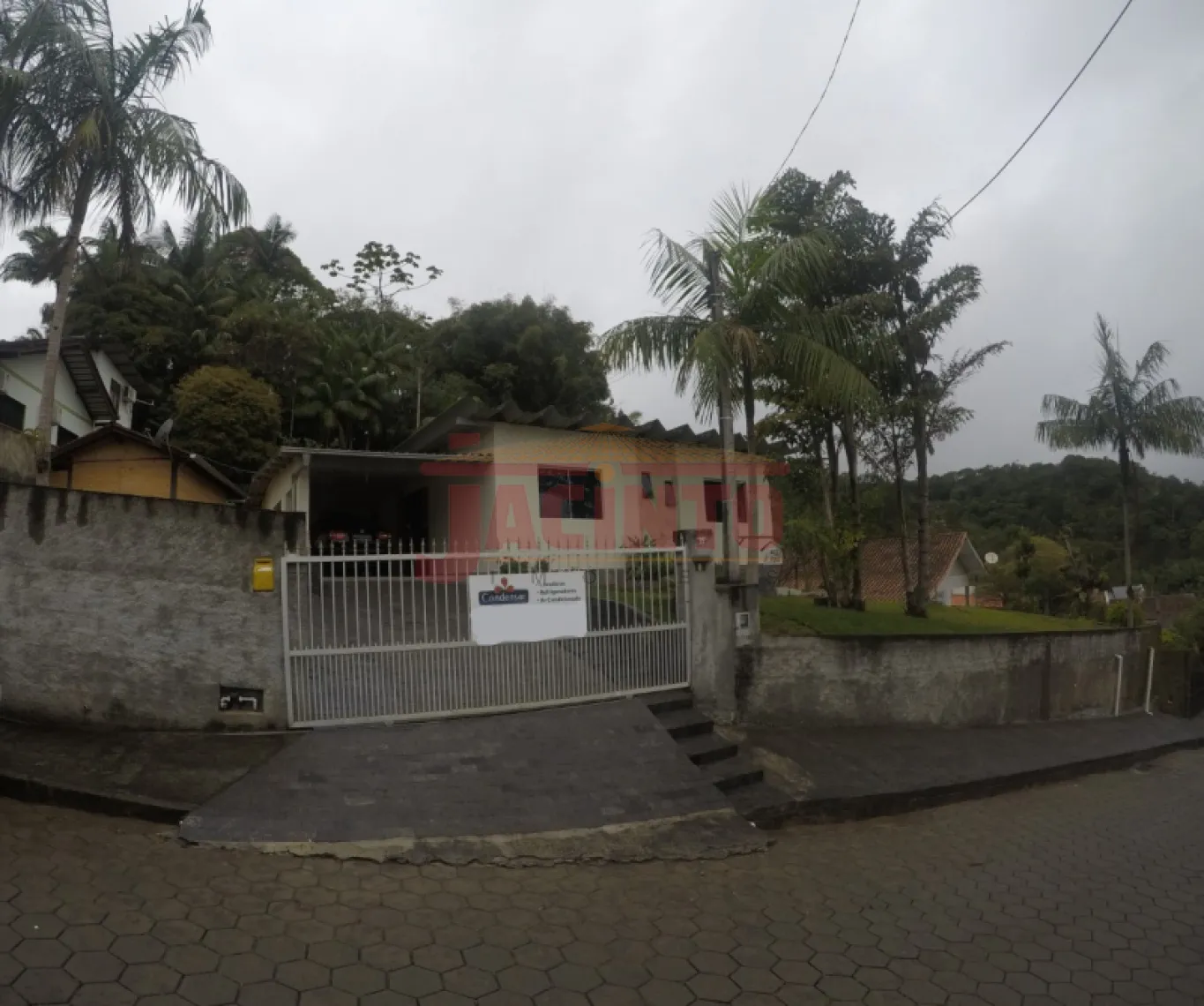 Casa linda e espaçosa com 03 quartos sendo 01 suite, garagem para 02 carros, ampla lavação, cozinha, sala, espaço para quintal e jardim. — foto 3