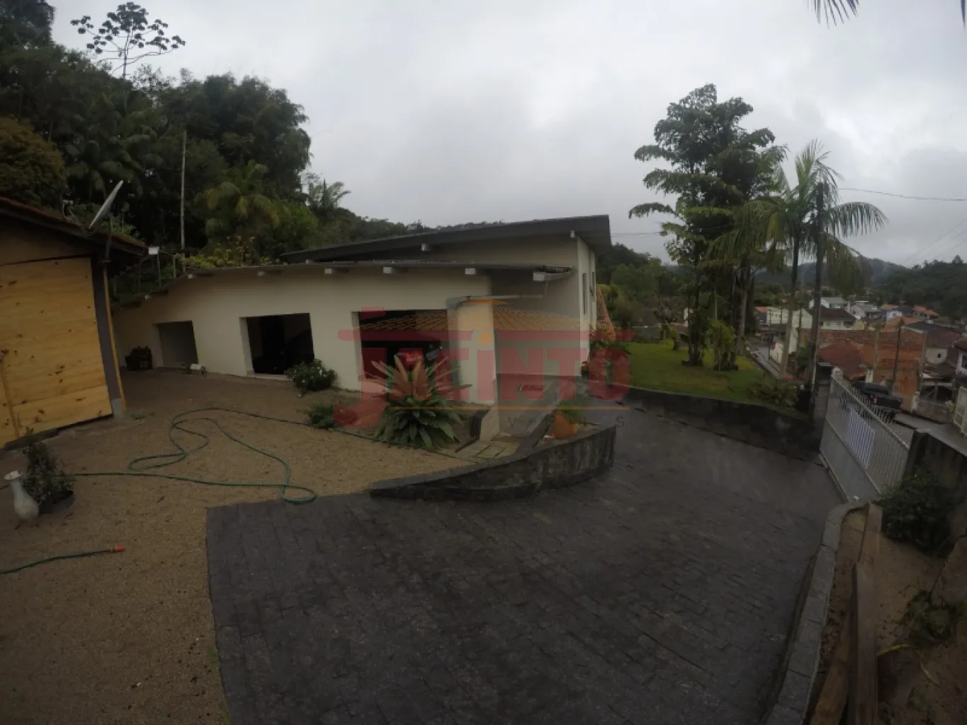 Casa linda e espaçosa com 03 quartos sendo 01 suite, garagem para 02 carros, ampla lavação, cozinha, sala, espaço para quintal e jardim. — foto 4