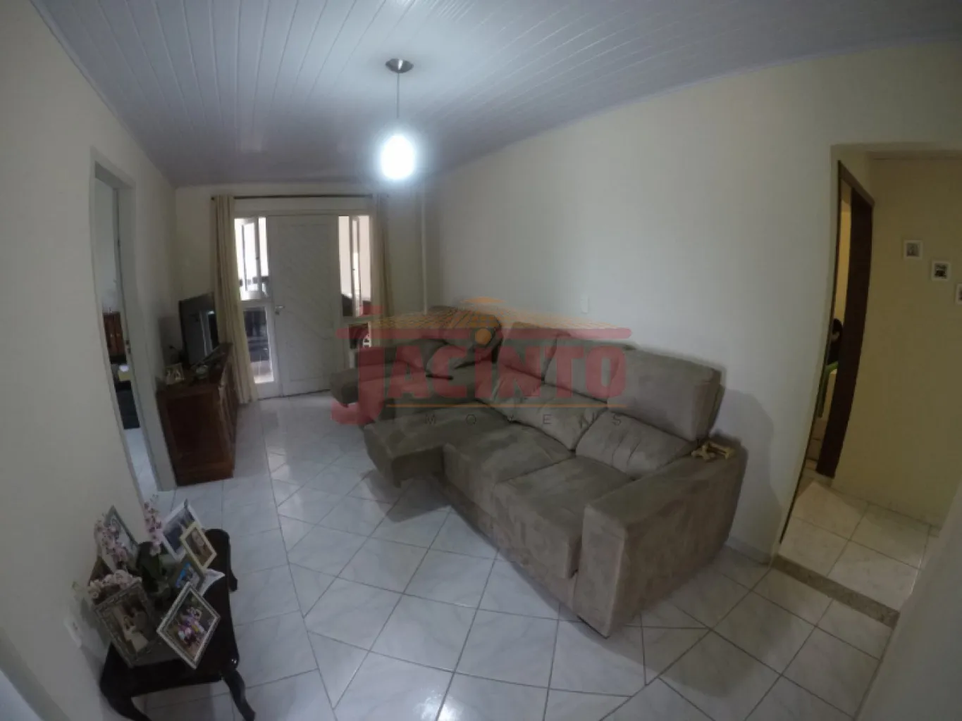 Casa linda e espaçosa com 03 quartos sendo 01 suite, garagem para 02 carros, ampla lavação, cozinha, sala, espaço para quintal e jardim. — foto 5