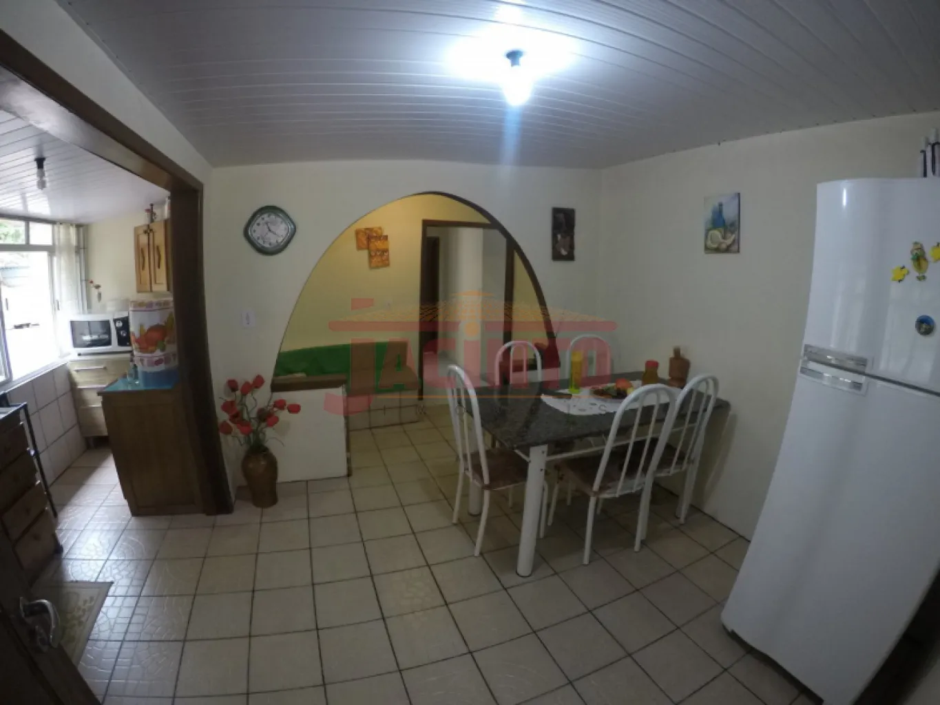 Casa linda e espaçosa com 03 quartos sendo 01 suite, garagem para 02 carros, ampla lavação, cozinha, sala, espaço para quintal e jardim. — foto 6