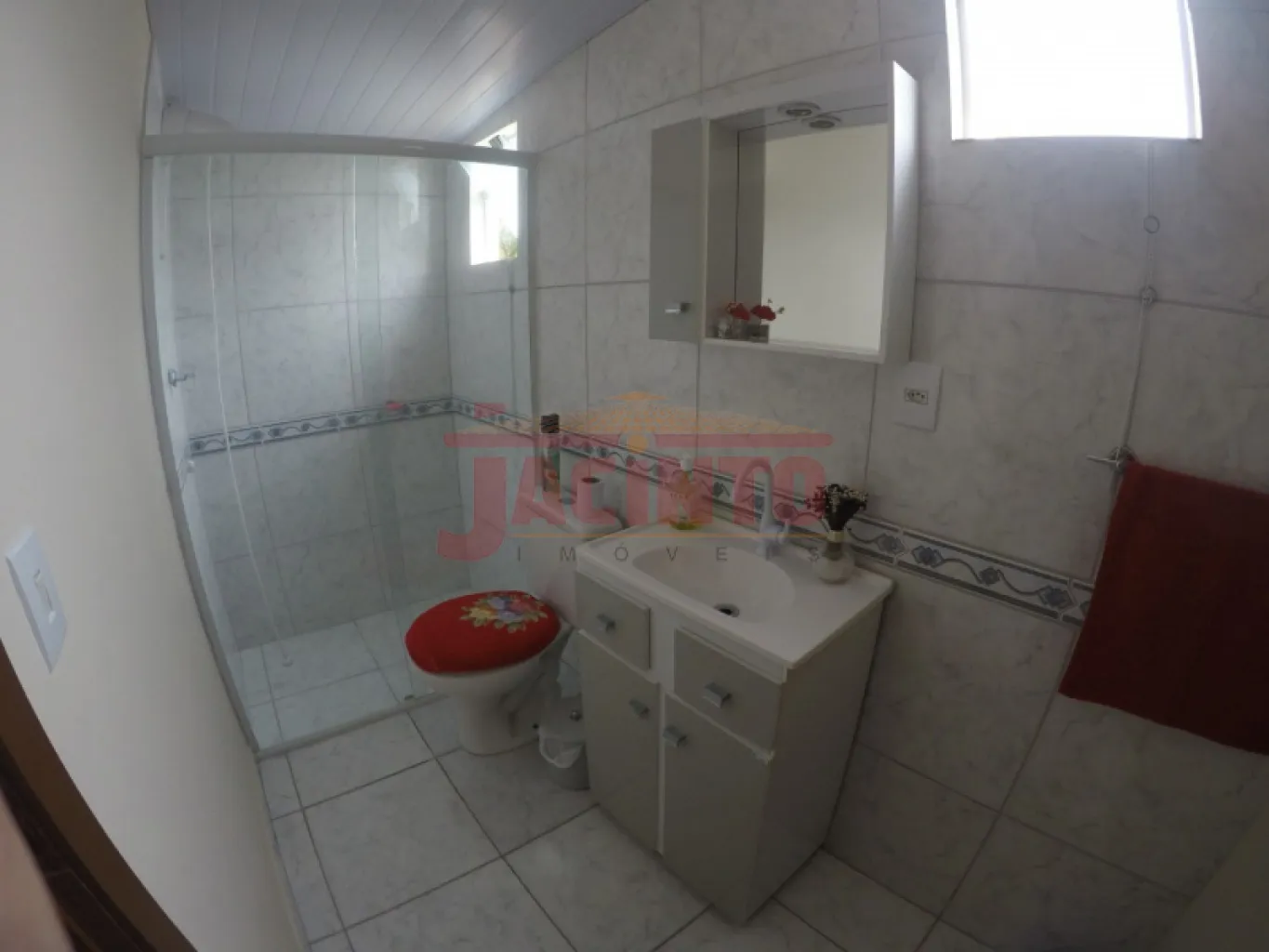 Casa linda e espaçosa com 03 quartos sendo 01 suite, garagem para 02 carros, ampla lavação, cozinha, sala, espaço para quintal e jardim. — foto 7