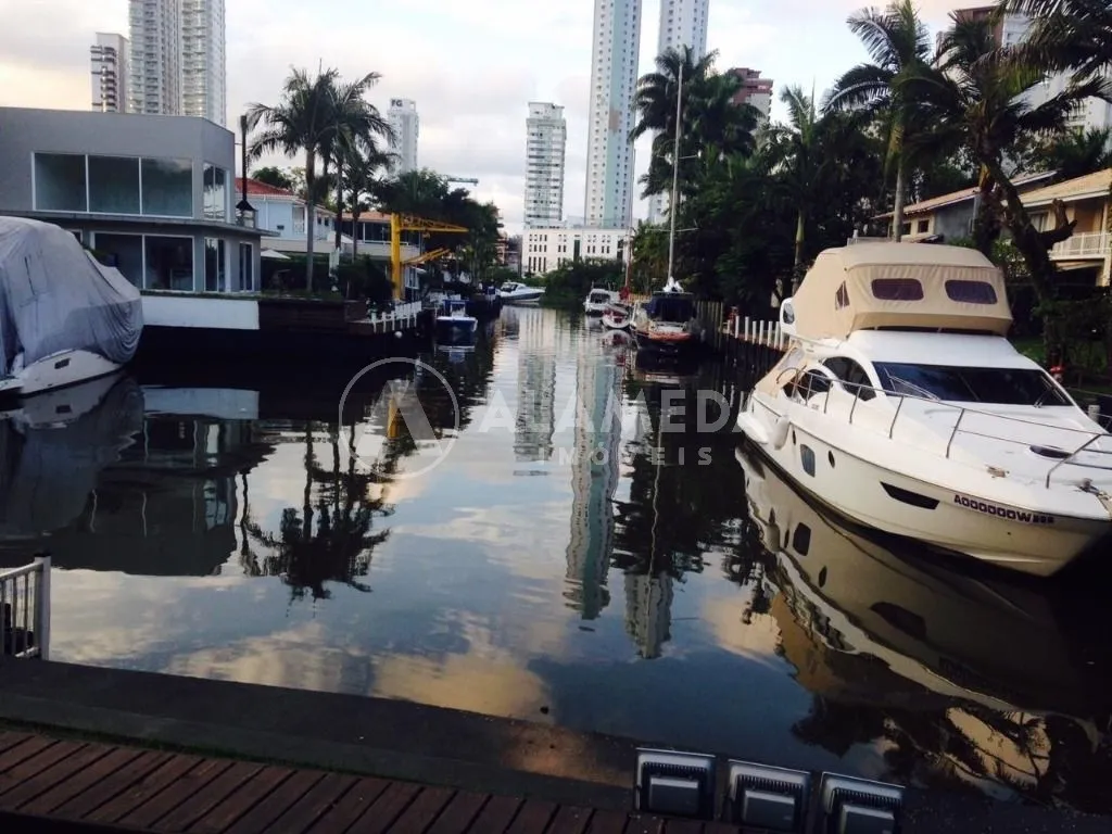 Casa à venda com 3 quartos e 3 suítes, 3 vagas, 390m² na região do bairro Barra, próximo à Avenida Marginal Leste, Balneário Camboriú — foto 3