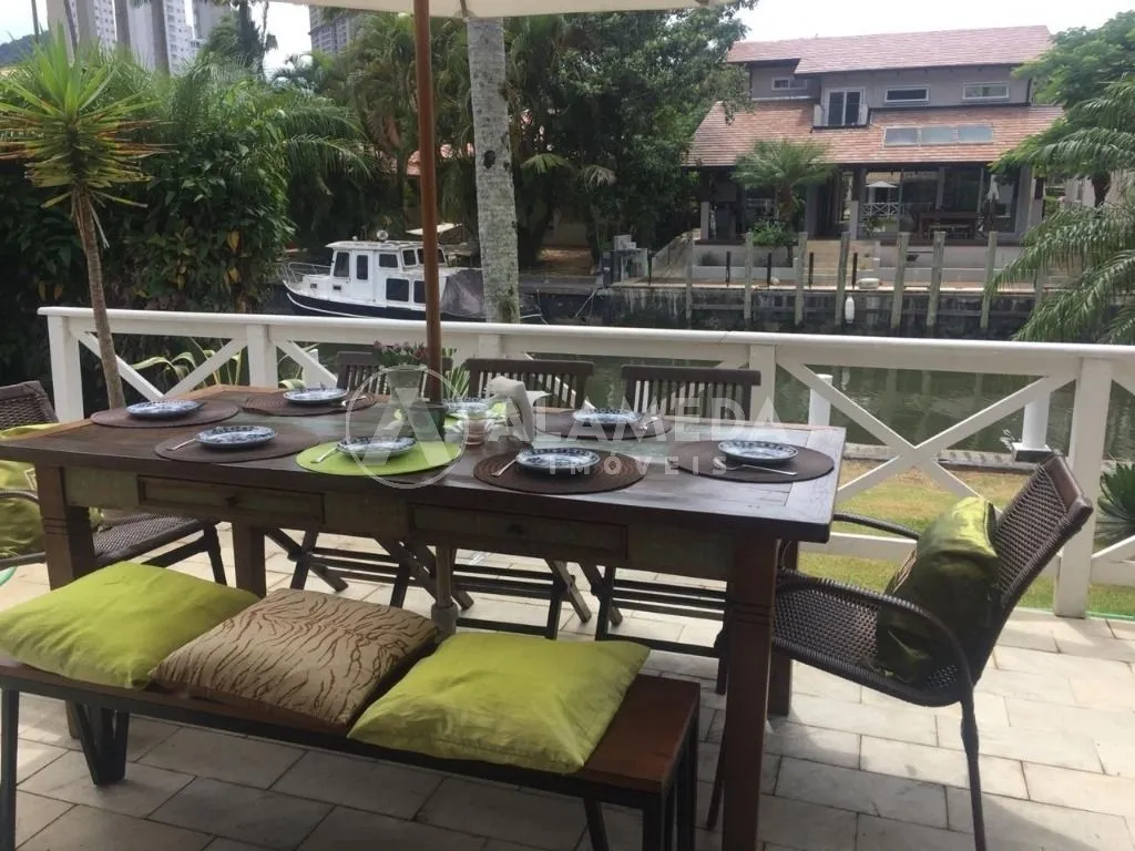 Casa à venda com 3 quartos e 3 suítes, 3 vagas, 390m² na região do bairro Barra, próximo à Avenida Marginal Leste, Balneário Camboriú — foto 5