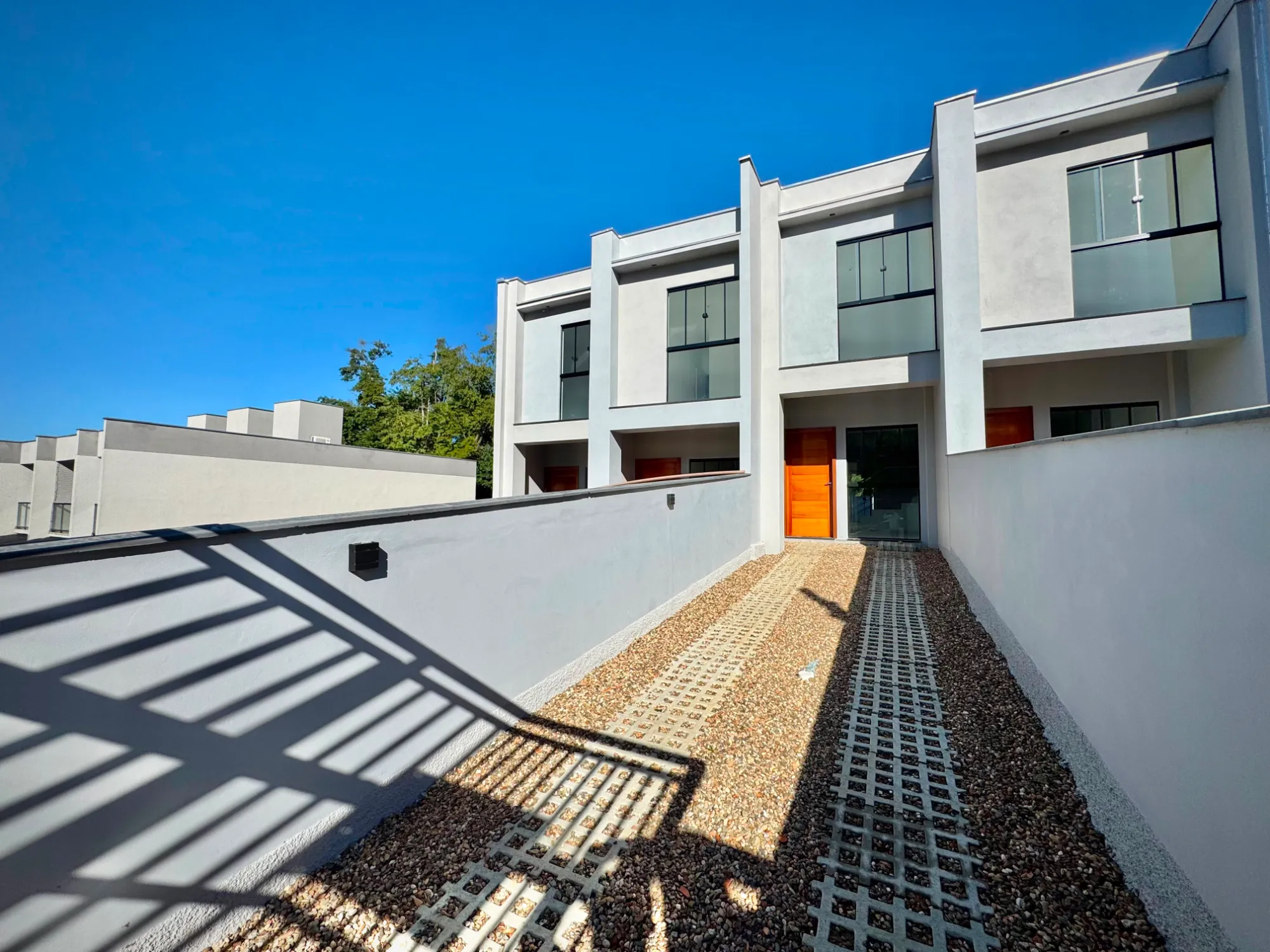Casa à venda com 2 quartos, sendo 2 suítes, 2 vagas, 98m² na região do bairro Badenfurt, próximo à Rua Heinrich Hemmer, Blumenau