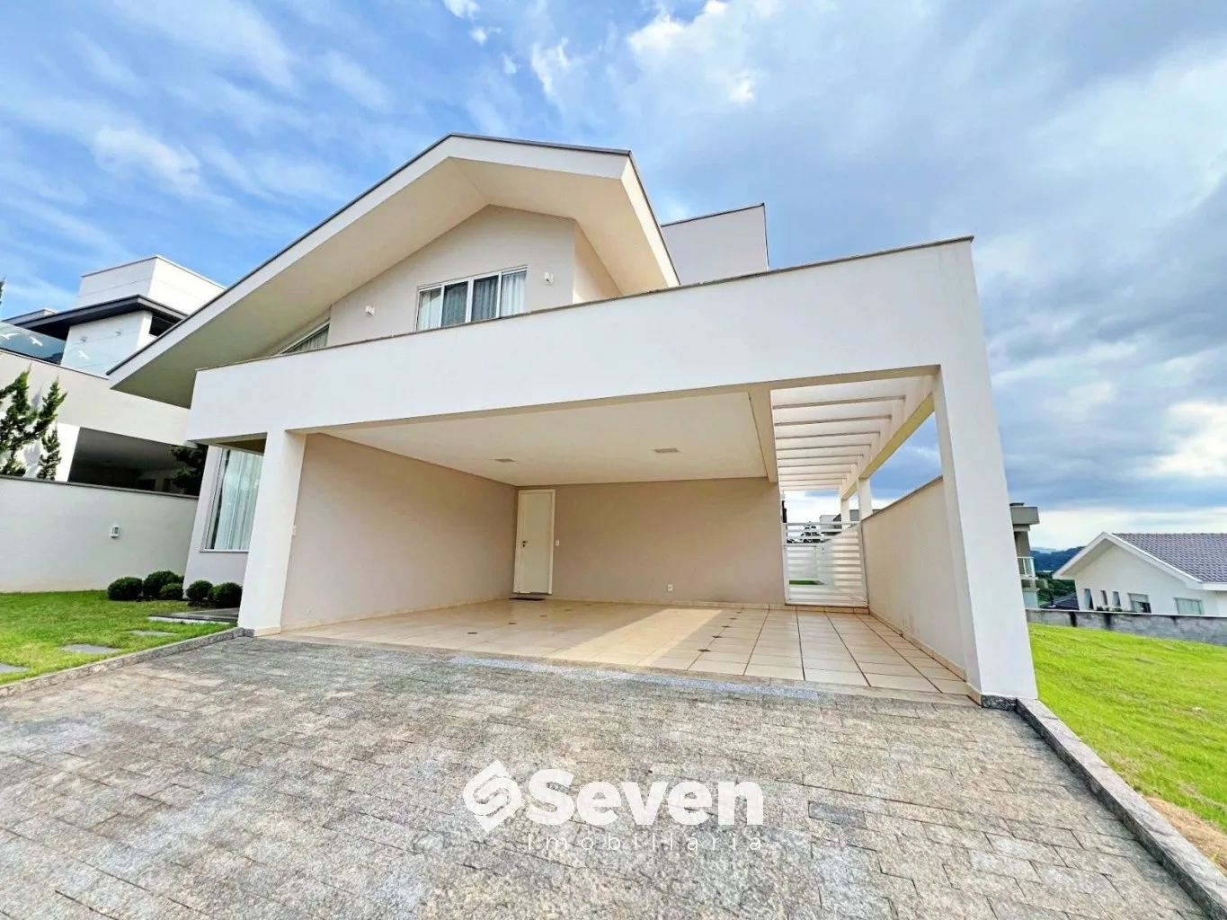 Casa para alugar com 3 quartos e 1 suíte, 2 vagas, 350m² no Itoupava Central, Blumenau - foto 1