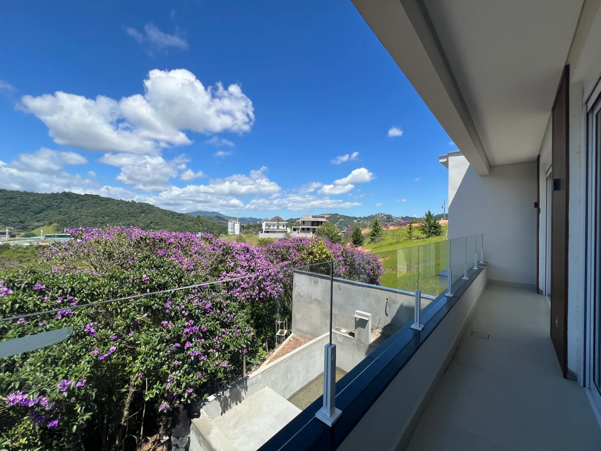 CASA ALTO PADRÃO 03 SUÍTES EM CONDOMÍNIO FECHADO PERTINHO DO CENTRO