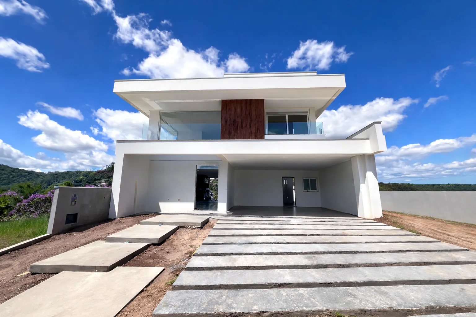 CASA ALTO PADRÃO 03 SUÍTES EM CONDOMÍNIO FECHADO PERTINHO DO CENTRO