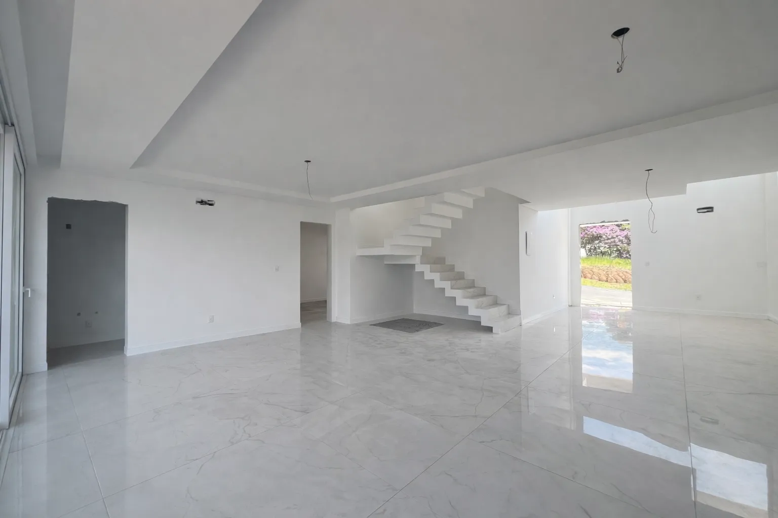 Casa à venda com 3 quartos, sendo 3 suítes, 2 vagas, 282m² na Rua Silvano Cândido da Silva Sênior no Ponta Aguda, Blumenau