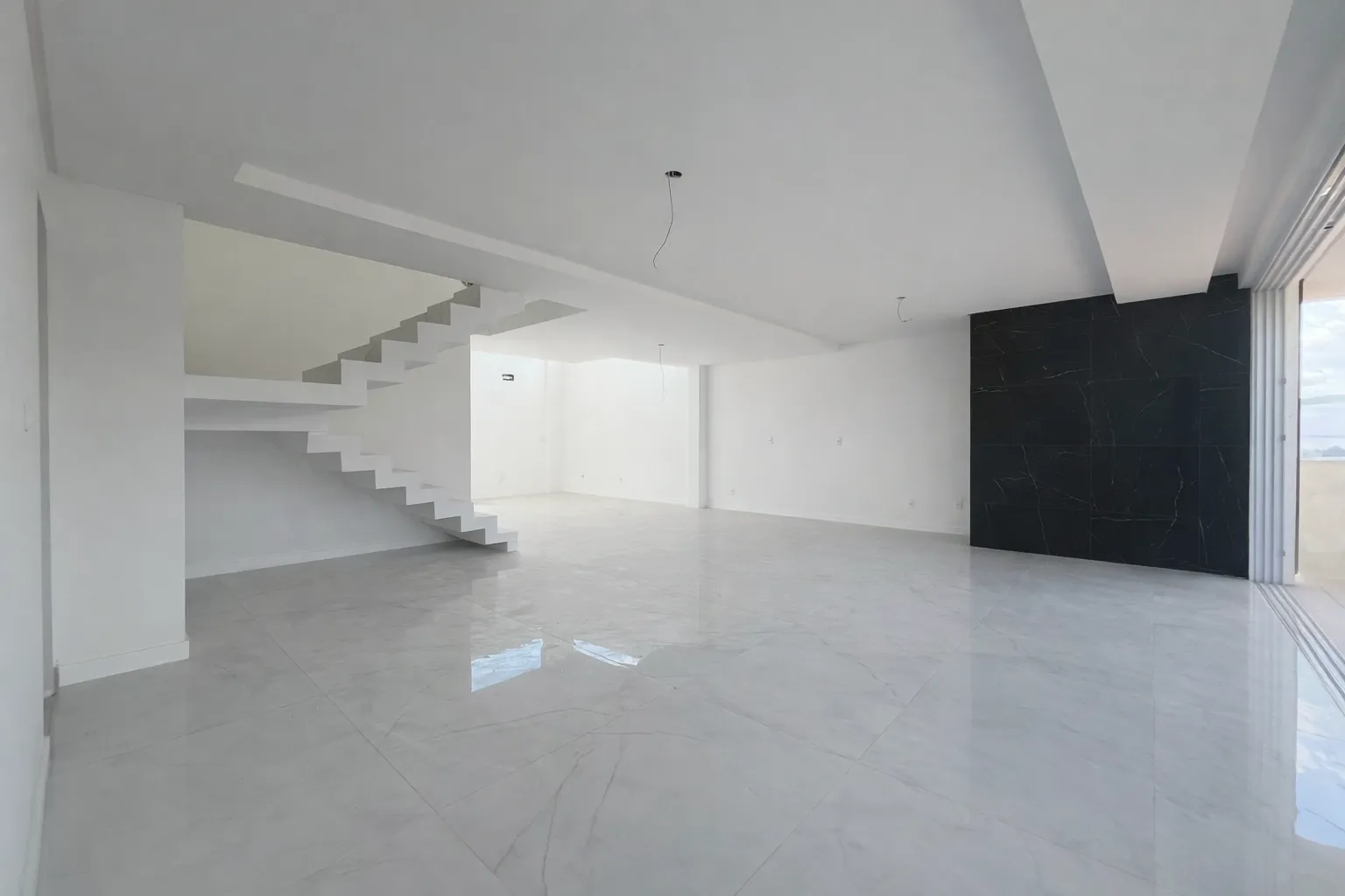 Casa à venda com 3 quartos, sendo 3 suítes, 2 vagas, 282m² na Rua Silvano Cândido da Silva Sênior no Ponta Aguda, Blumenau