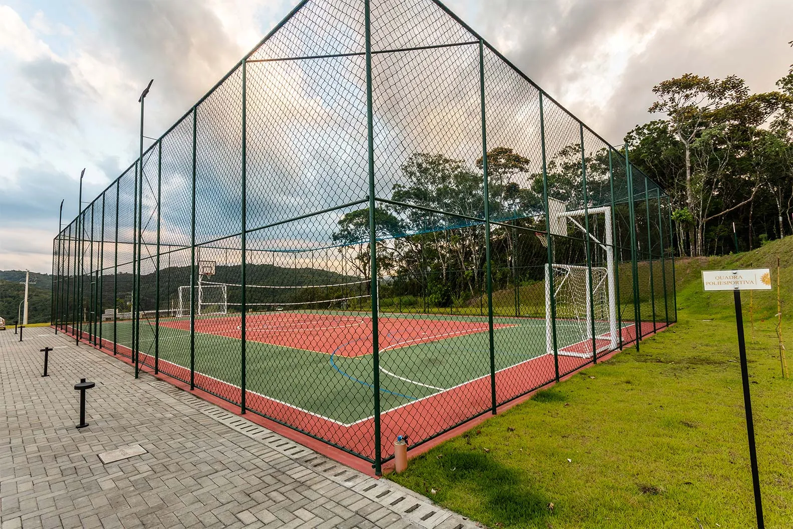 OPORTUNIDADE ÚNICA - TERRENO PLANO DE 889m² EM CONDOMÍNIO DE ALTO PADRÃO NA PONTA AGUDA.