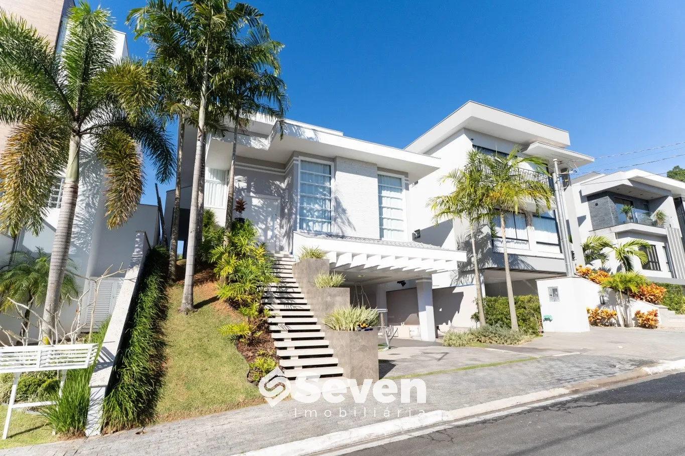 Casa para alugar com 4 quartos e 3 suítes, 2 vagas, 405m² no Itoupava Central, Blumenau - foto 1