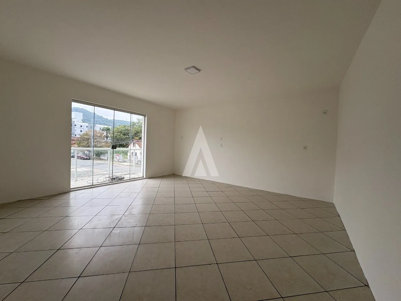 Outros Imóveis à venda, 10 vagas, 200m² na região do bairro Iririú, próximo à Rua Herval d'Oeste, Joinville — foto 3