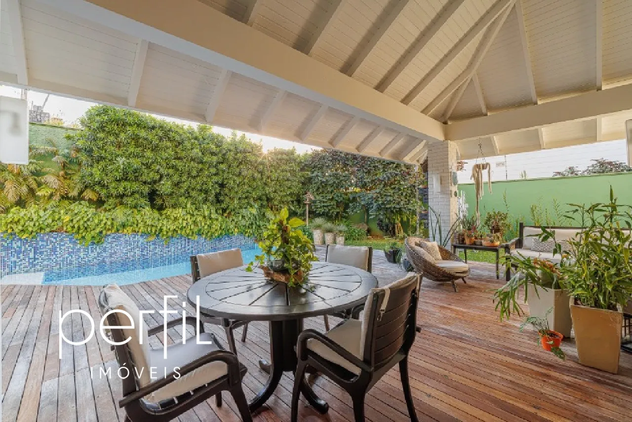Casa à venda com 3 quartos e 3 suítes, 5 vagas, 370m² no América, Joinville - foto 1