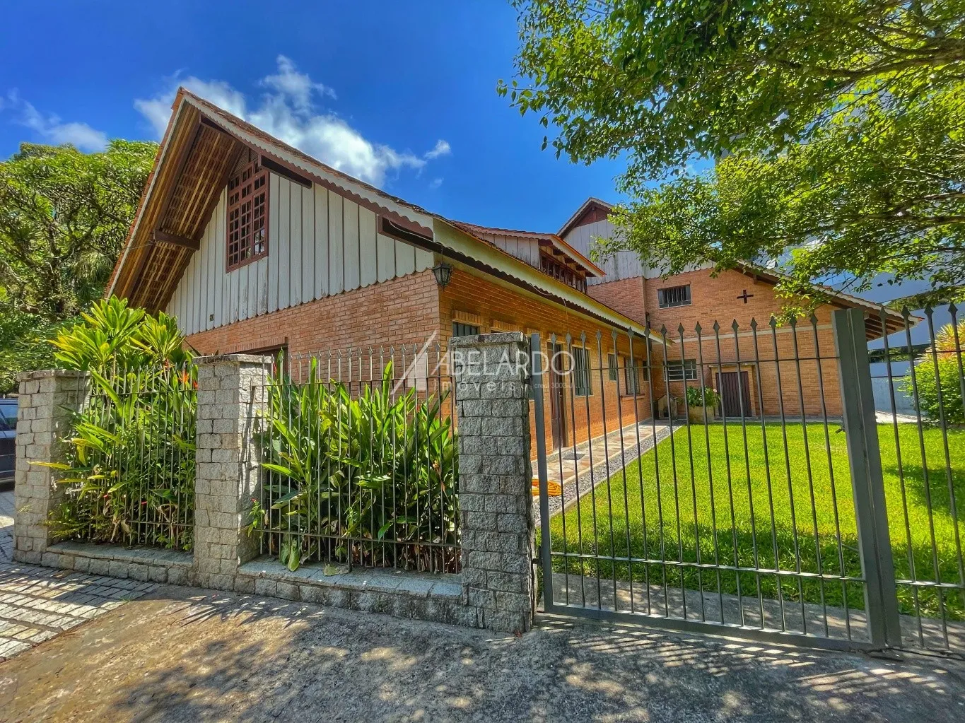 ABELARDO IMÓVEIS - Excelente terreno no bairro Garcia com 1.798,50m de área total, sendo de frente há 67,74m, fundos de 18,45m, lado esquerdo 53,35m e lado direito de 58,70m. — foto 2