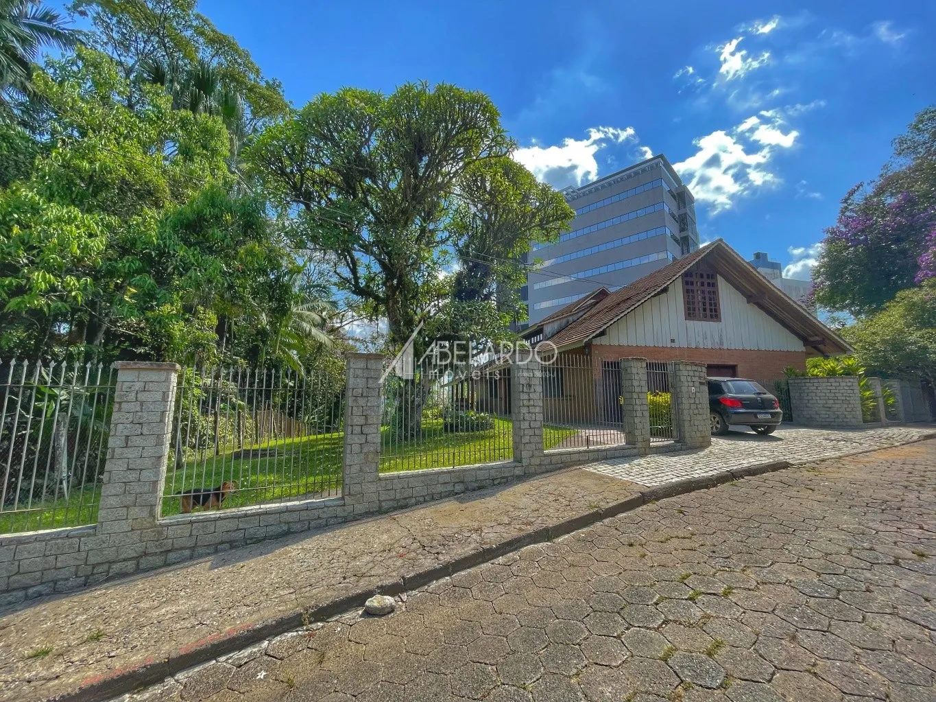 ABELARDO IMÓVEIS - Excelente terreno no bairro Garcia com 1.798,50m de área total, sendo de frente há 67,74m, fundos de 18,45m, lado esquerdo 53,35m e lado direito de 58,70m. — foto 3