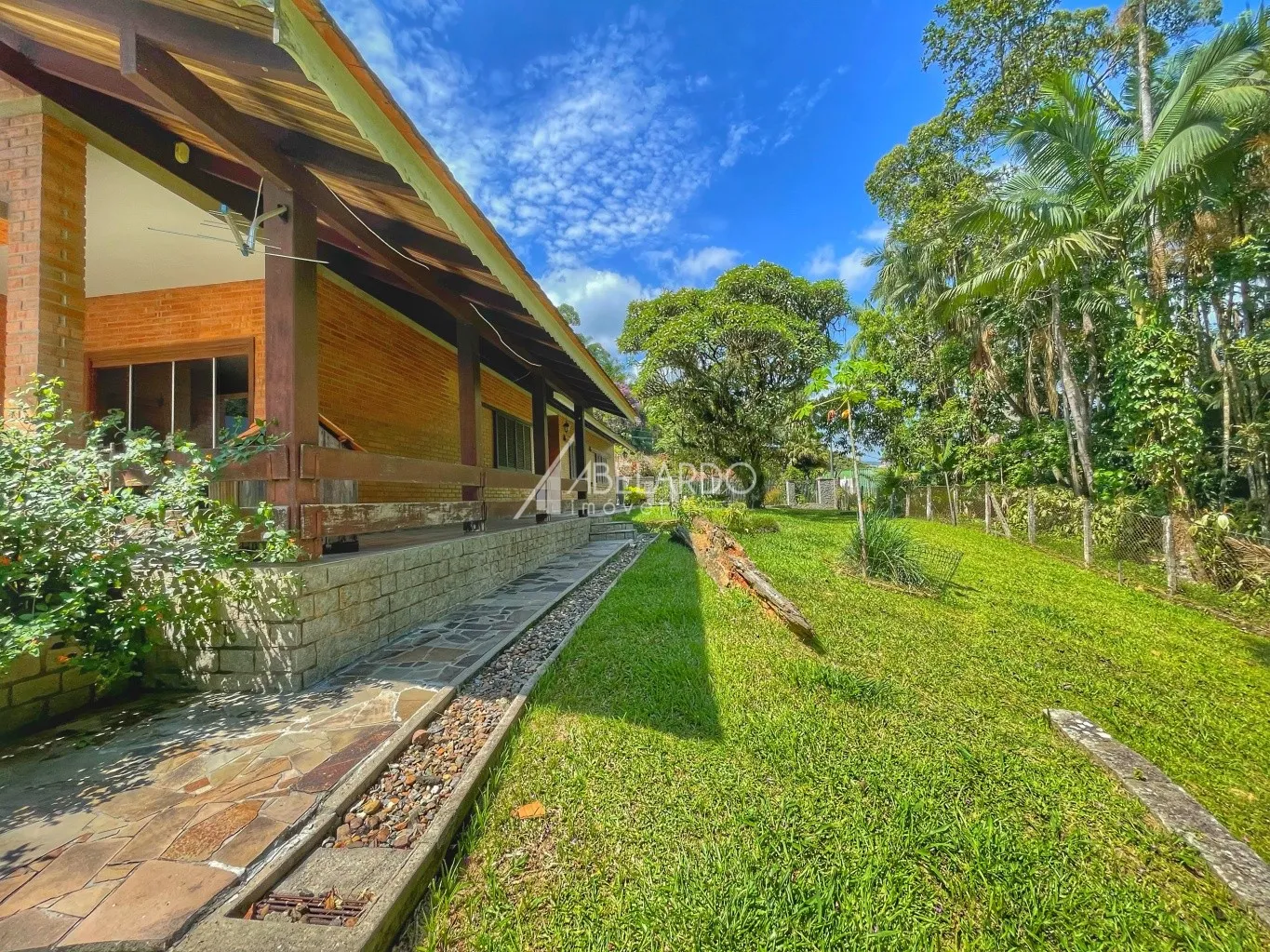 ABELARDO IMÓVEIS - Excelente terreno no bairro Garcia com 1.798,50m de área total, sendo de frente há 67,74m, fundos de 18,45m, lado esquerdo 53,35m e lado direito de 58,70m. — foto 5