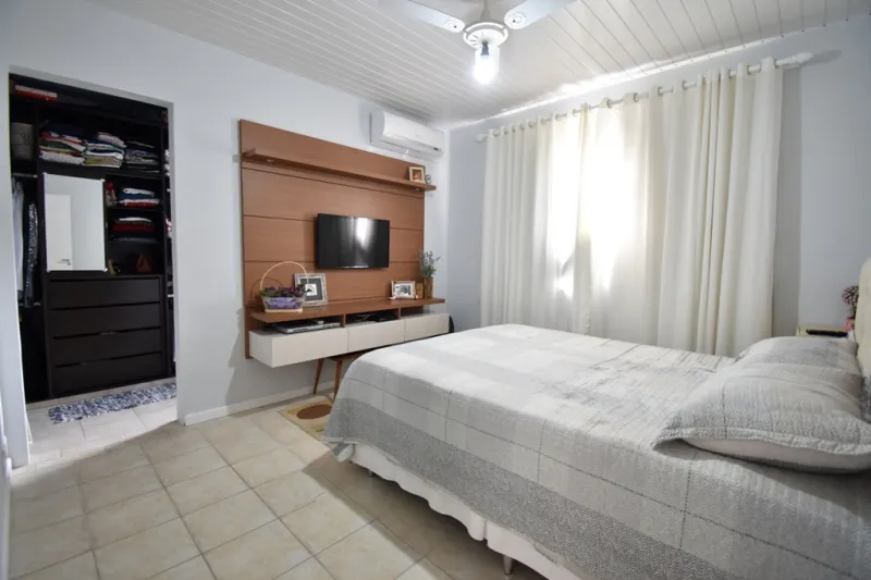 Terreno com 413,36m edificado com uma casa de alvenaria averbada, no bairro Bela Vista com vista panorâmica para mata.
Sala de visita, banheiro social, 2 dormitórios, closet, ,cozinha, área de serviço, garagem para 2 carros. — foto 2