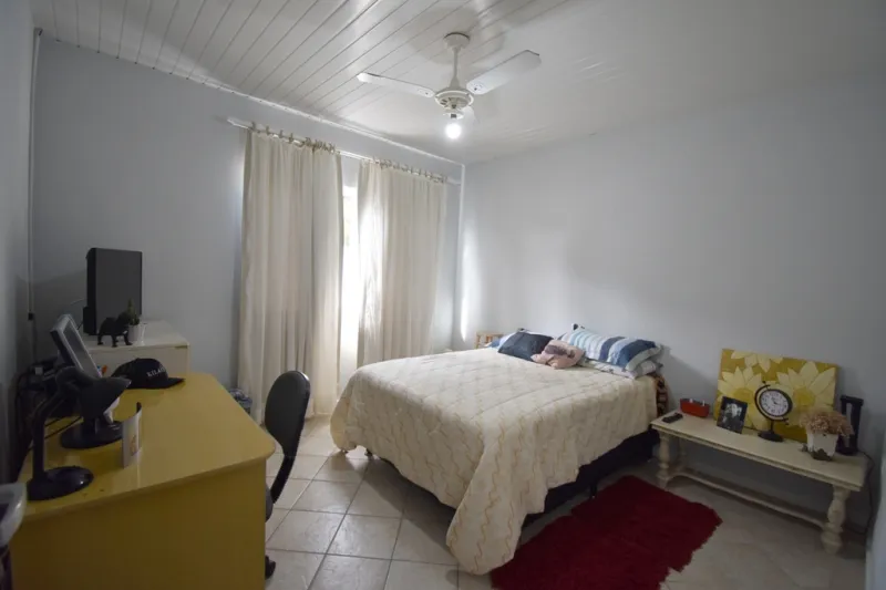 Terreno com 413,36m edificado com uma casa de alvenaria averbada, no bairro Bela Vista com vista panorâmica para mata.
Sala de visita, banheiro social, 2 dormitórios, closet, ,cozinha, área de serviço, garagem para 2 carros. — foto 5