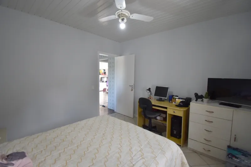 Terreno com 413,36m edificado com uma casa de alvenaria averbada, no bairro Bela Vista com vista panorâmica para mata.
Sala de visita, banheiro social, 2 dormitórios, closet, ,cozinha, área de serviço, garagem para 2 carros. — foto 6