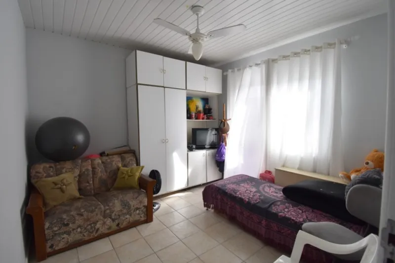 Terreno com 413,36m edificado com uma casa de alvenaria averbada, no bairro Bela Vista com vista panorâmica para mata.
Sala de visita, banheiro social, 2 dormitórios, closet, ,cozinha, área de serviço, garagem para 2 carros. — foto 7