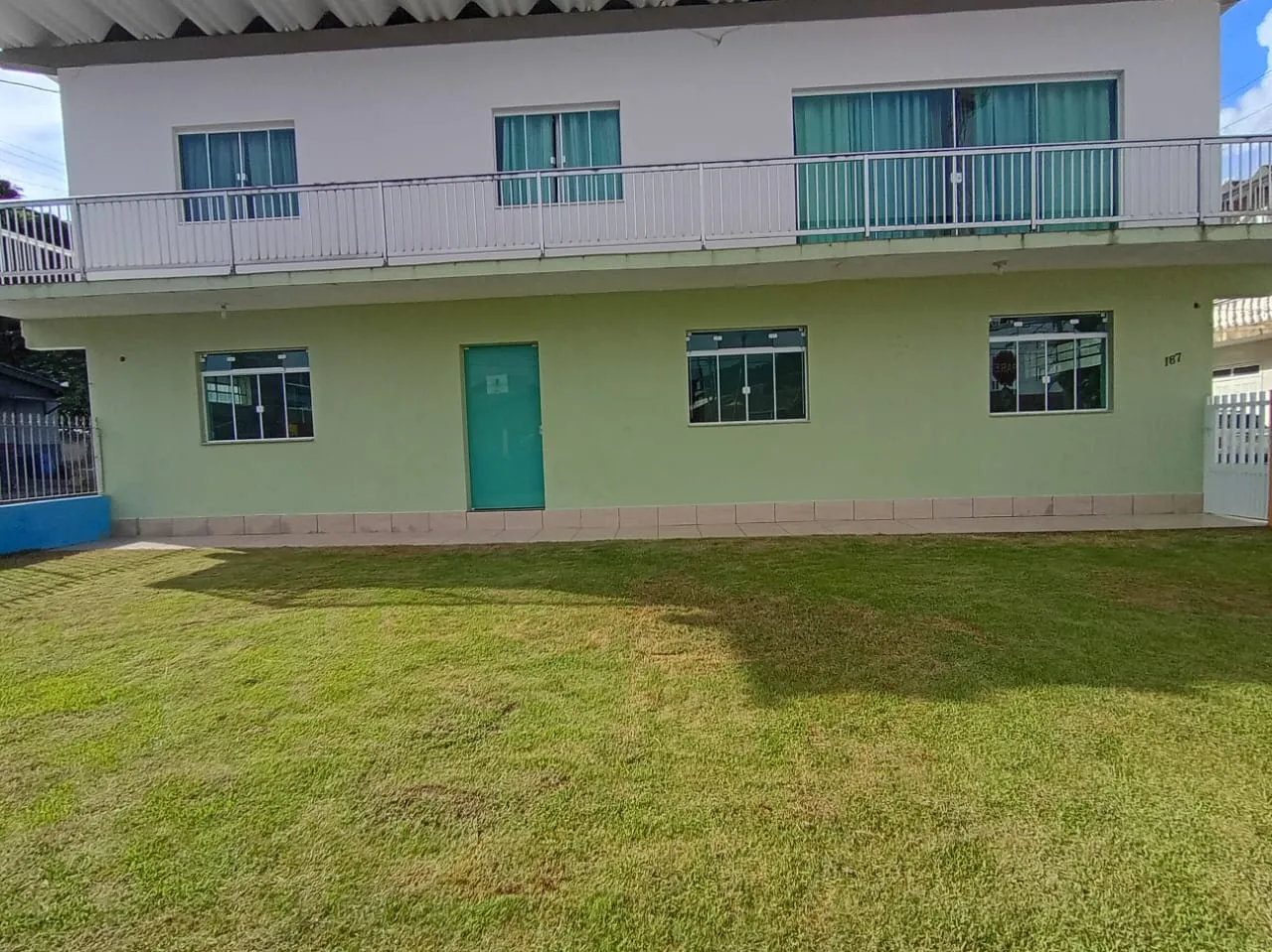 Casa de alvenaria parte inferior, com 02 dormitórios sendo 01 suíte, sala e copa e cozinha conjugada, banheiro social, área de serviços e 01 vaga de garagem. - foto 1
